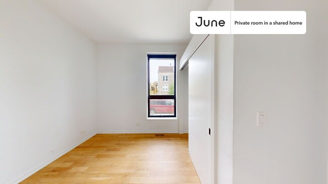 Private bedroom in 4 bed/3.5 bath Home in Chicago, IL - Building Photo - Building Photo