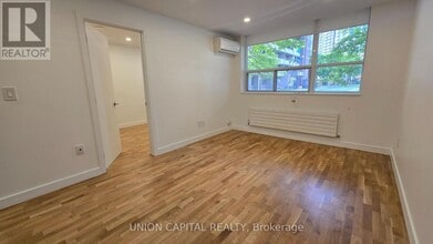 407-230-230 Oak St in Toronto, ON - Building Photo - Building Photo