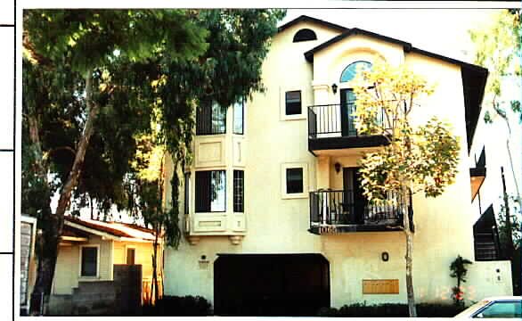 1065 Coronado Ave in Long Beach, CA - Foto de edificio - Building Photo