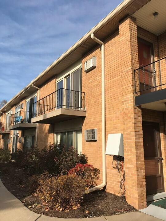 2859 E Maple Rd, Unit 20 in Birmingham, MI - Building Photo