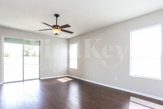 7556 Forest Mere Dr in Riverview, FL - Foto de edificio - Building Photo