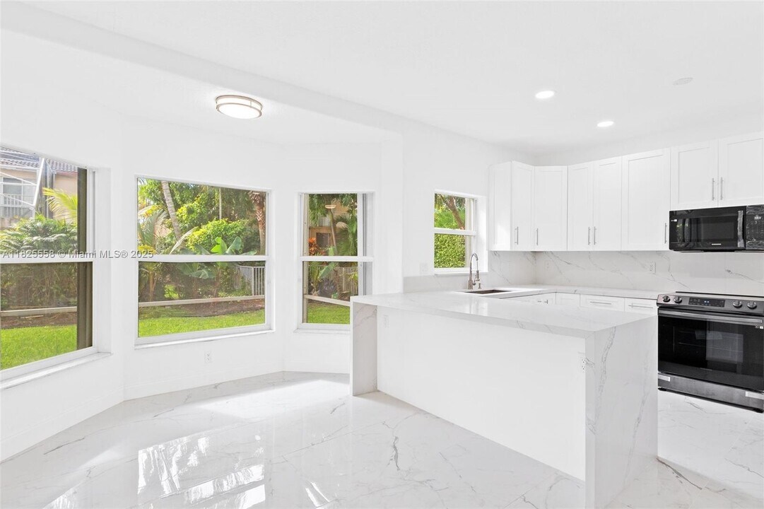 15842 SW 14th St in Pembroke Pines, FL - Building Photo