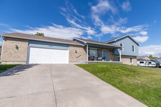 5908 Canyon Rd in Cheyenne, WY - Foto de edificio - Building Photo