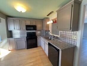 8254 Boatwatch Dr in Baldwinsville, NY - Building Photo - Building Photo