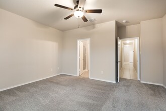 329 Hunters Rnch E in San Antonio, TX - Building Photo - Building Photo