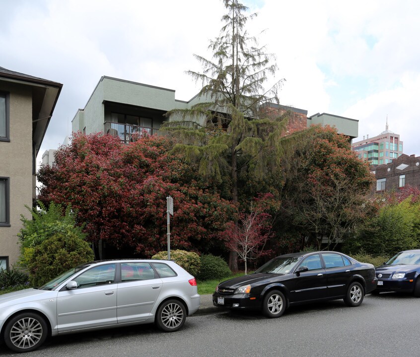 2555 Hemlock St in Vancouver, BC - Building Photo