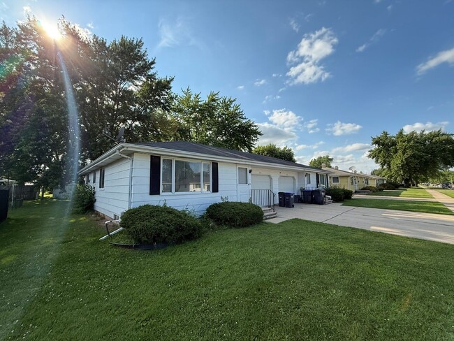 1289-1291 Meadow Ln in Neenah, WI - Building Photo - Building Photo