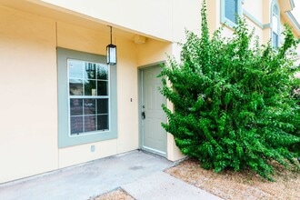 1000 Ranchway Dr in Laredo, TX - Building Photo - Building Photo