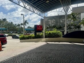 19201 Collins Ave, Unit 432 in Sunny Isles Beach, FL - Foto de edificio - Building Photo