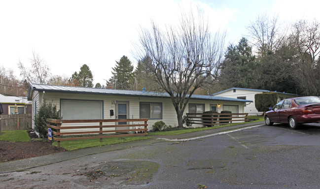 2907-2921 SW Canby St in Portland, OR - Foto de edificio - Building Photo