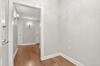 10 Byron Pl in Larchmont, NY - Foto de edificio - Building Photo