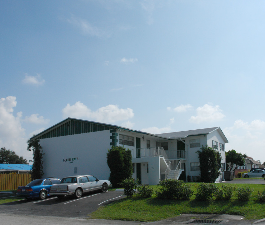 7041 Pembroke Rd in Pembroke Pines, FL - Foto de edificio