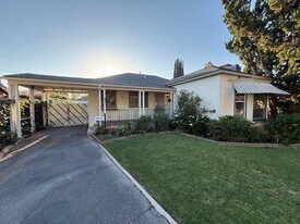 321 N Griffith Park Dr in Burbank, CA - Building Photo