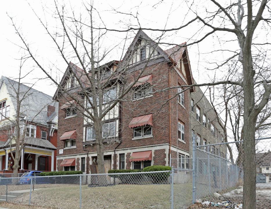 Oakwood Apartments in Milwaukee, WI - Foto de edificio