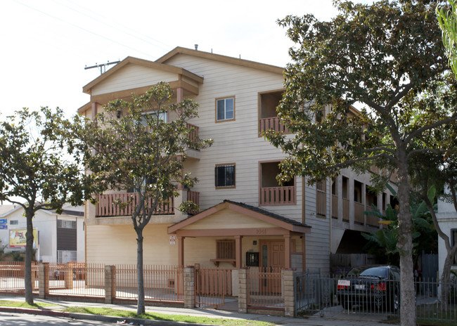 1001 Dawson Ave in Long Beach, CA - Foto de edificio - Building Photo