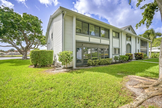 15461 Lakes of Delray Blvd in Delray Beach, FL - Building Photo - Building Photo