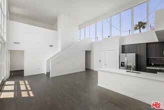 5750 Hollywood Blvd in Los Angeles, CA - Building Photo - Building Photo
