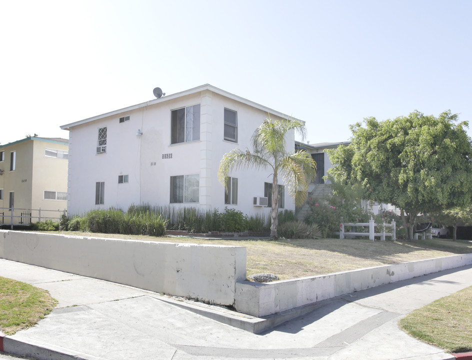 11656 Haynes St in North Hollywood, CA - Building Photo