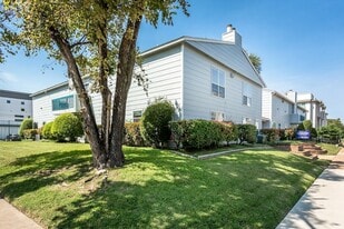 1901 N Fitzhugh Ave, Unit 19B in Dallas, TX - Building Photo