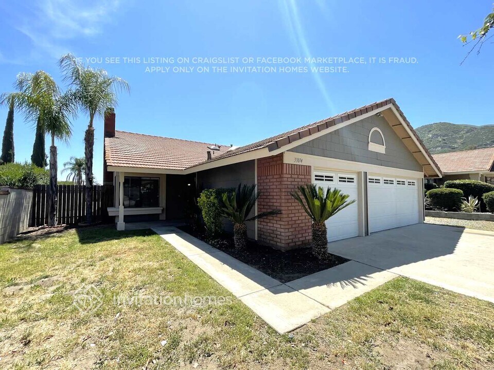 33074 Sangston Dr in Lake Elsinore, CA - Foto de edificio