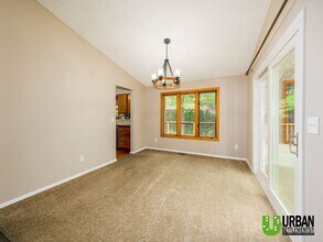 8421 E Columbia Dr in Spokane, WA - Foto de edificio - Building Photo