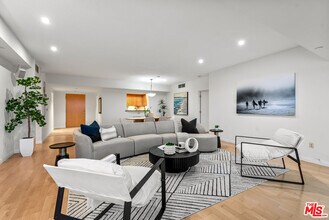 13600 Marina Pointe Dr in Marina Del Rey, CA - Building Photo - Building Photo