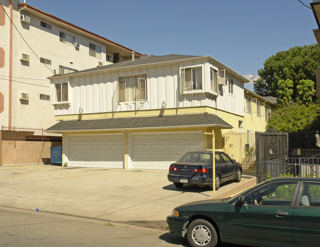 1326 N Vista St in Los Angeles, CA - Foto de edificio - Building Photo