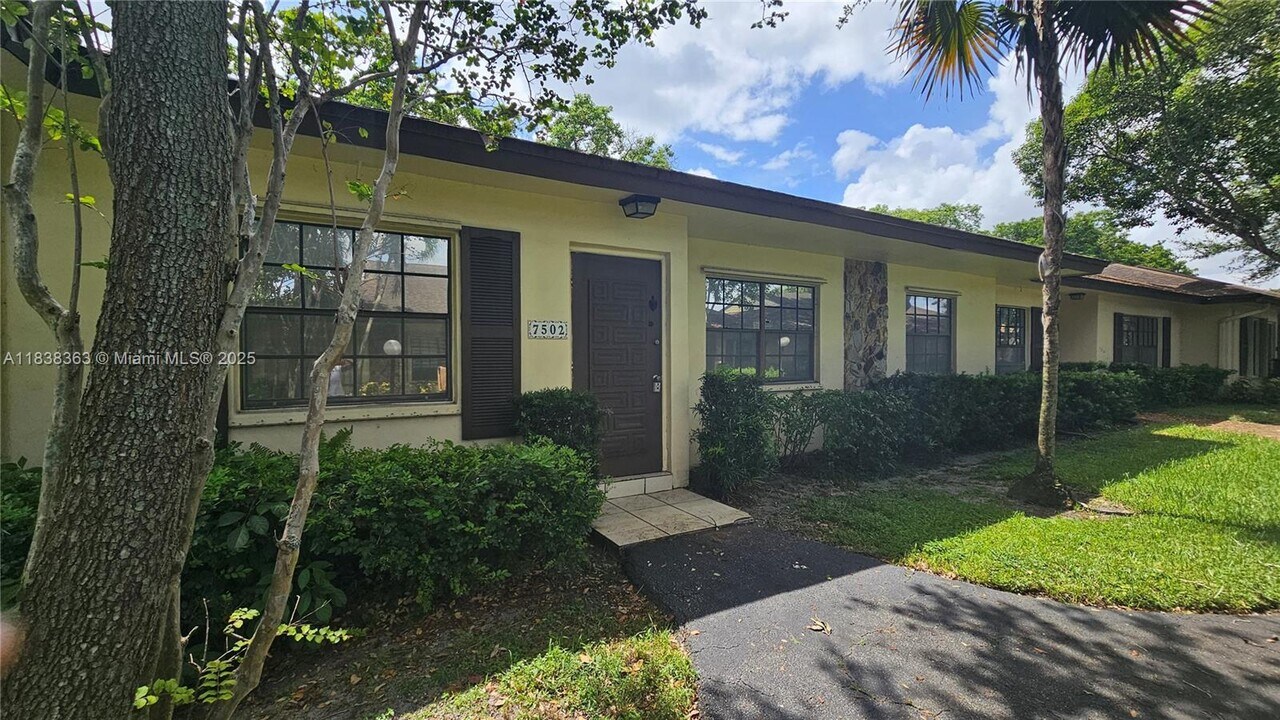 7502 Nova Dr in Davie, FL - Foto de edificio
