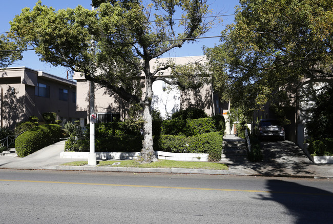 10815 Camarillo St in North Hollywood, CA - Foto de edificio - Building Photo