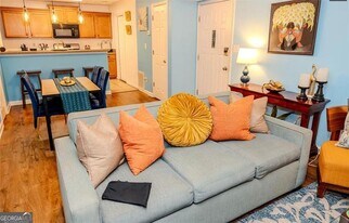 1077 Mansfield Ct in Norcross, GA - Building Photo