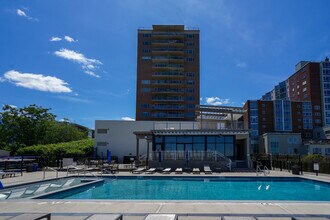 28 Riverside Ave, Unit 2G in Red Bank, NJ - Foto de edificio - Building Photo