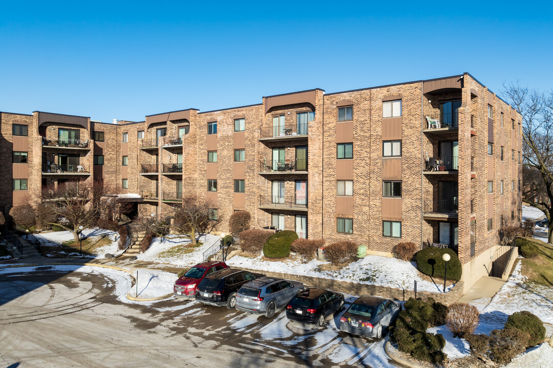 Lakeside Condo B Associates in Mount Prospect, IL - Building Photo