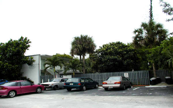 Riverside Court Apartments in Fort Lauderdale, FL - Building Photo