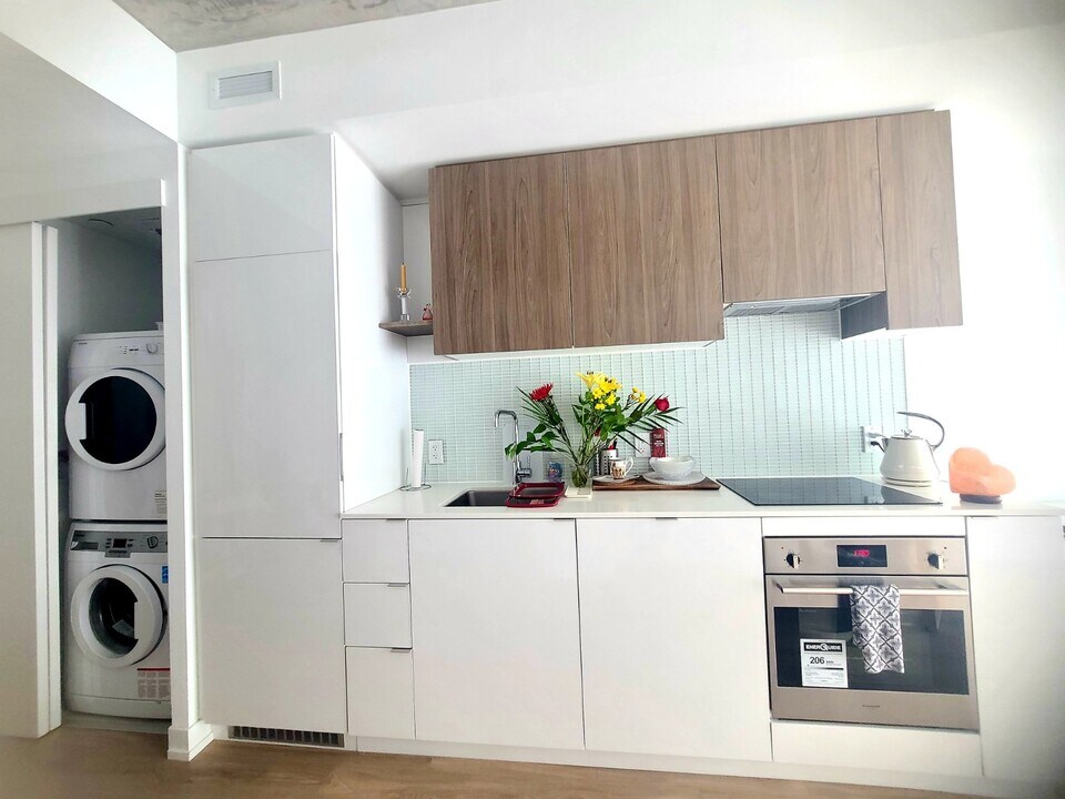 161 Roehampton Av in Toronto, ON - Building Photo