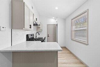 1503 Ave P in Huntsville, TX - Foto de edificio - Building Photo