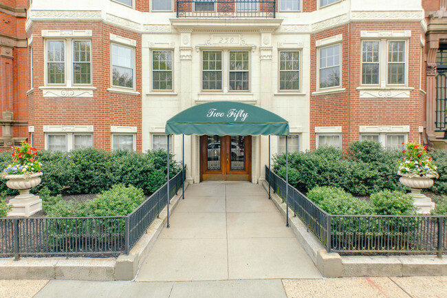 250 Commonwealth Ave in Boston, MA - Foto de edificio - Building Photo