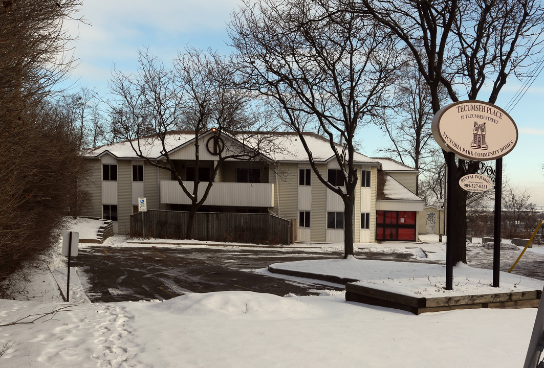 Tecumseh Place in Hamilton, ON - Building Photo