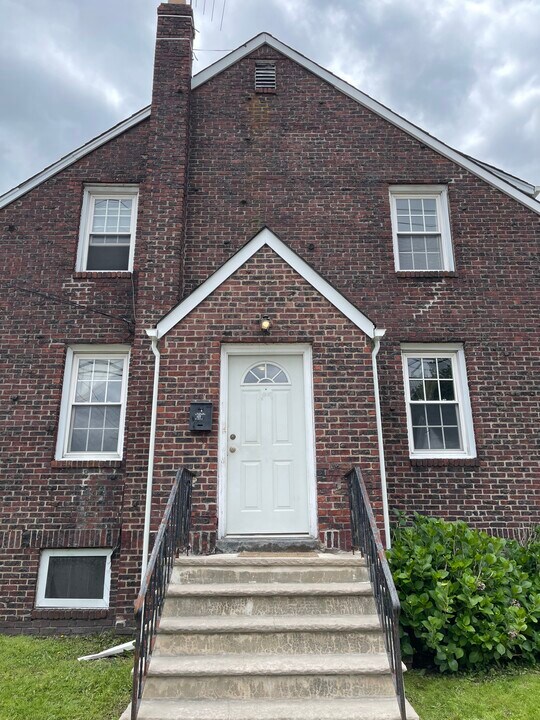 450 Fern Ave, Unit 2 in Lyndhurst, NJ - Building Photo