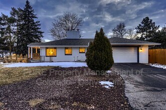 787 Crescent Ln in Lakewood, CO - Building Photo - Building Photo