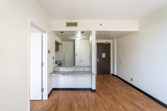 Silvercrest Senior Residence in Santa Monica, CA - Foto de edificio - Interior Photo