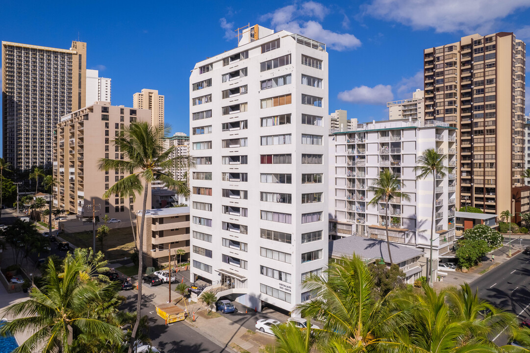 Ohualani in Honolulu, HI - Building Photo