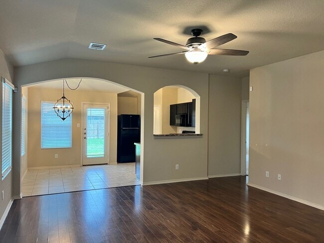 1530 Redbridge Dr in Seguin, TX - Building Photo - Building Photo
