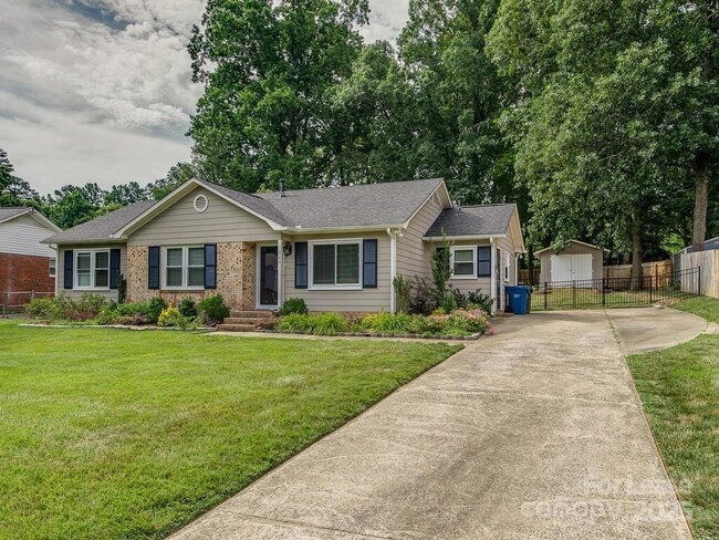 325 Clearbrook Rd in Matthews, NC - Building Photo - Building Photo