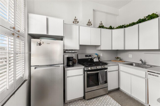 2421 Lake Pancoast Dr in Miami Beach, FL - Building Photo - Building Photo