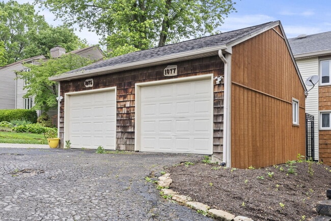 1077 Armstrong Mill Rd in Lexington, KY - Building Photo - Building Photo