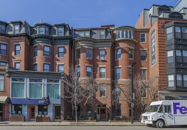 329 Columbus Ave, Unit 2 in Boston, MA - Foto de edificio - Building Photo