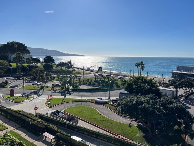 640 The Vlg, Unit 105 in Redondo Beach, CA - Foto de edificio - Building Photo