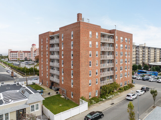 Lido Shores in Long Beach, NY - Foto de edificio - Building Photo