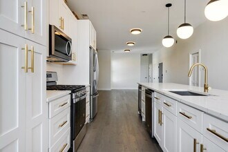 1371 N Milwaukee Ave-Unit -2 in Chicago, IL - Building Photo - Building Photo