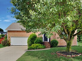 1205 Chapmans Retreat Dr in Spring Hill, TN - Building Photo